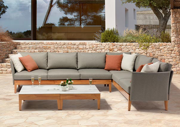 Can outdoor furniture get wet?